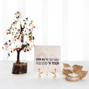 סט עץ קריסטלים משולב באבני חן עם אריח "קומי אורי" ופמוטי כנפי מלאכים