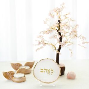 סט עץ קריסטלים רוז קוורץ עם פמוטי כנפי מלאכים, אקריל מעוצב ואבן חן רוז קוורץ