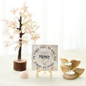 סט עץ קריסטלים רוז קוורץ עם אריח "מים רבים לא יוכלו לכבות את האהבה" ופמוטי כנפי מלאכים