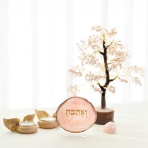 סט עץ קריסטלים רוז קוורץ עם אקריל מעוצב "ואהבת" ופמוטי כנפי מלאכים