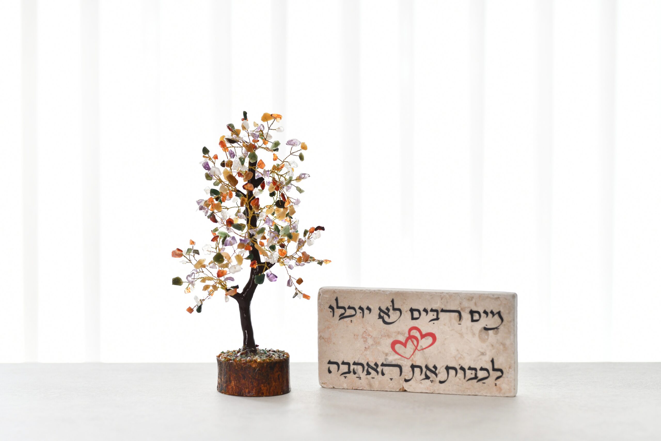 מארז עץ קריסטלים מעורב באבני חן- ואריח אבן "מים רבים לא יוכלו לכבות את האהבה" - 20/10 ס"מ