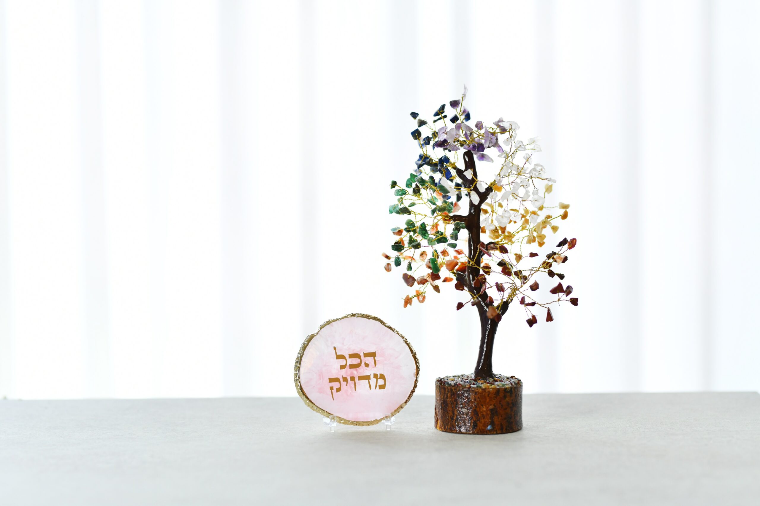 מארז עץ קריסטלים 7 הצ'אקרות - ואקריל מעוצב "הכל מדוייק"